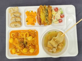 [Weekender] [K-School] From lobster to rose tteokbokki, Korean school food continues to evolve