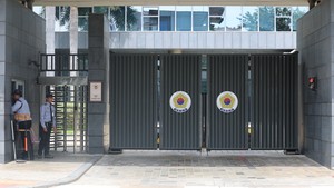 Trapped beyond borders 국경 밖의 감옥