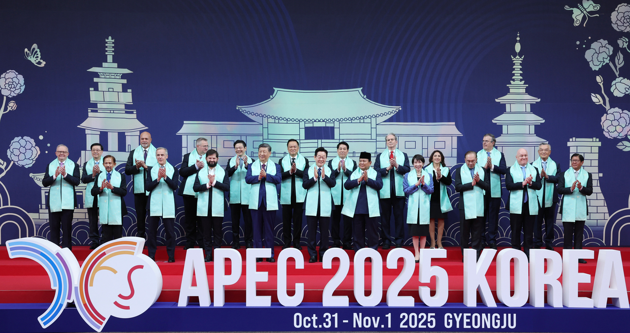 South Korean President Lee Jae Myung (center front) takes a group photo with global leaders during the Asia-Pacific Economic Cooperation summit in Gyeongju, North Gyeongsang Province, Saturday. (Yonhap)