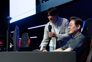 Lee congratulates esports team T1 on 3rd straight LoL championship win