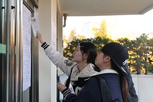 Lee wishes good luck to applicants of college entrance exam