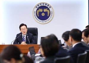 Lee signals sweeping overhaul to revive economic growth