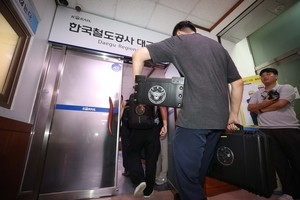 Police raid KORAIL in probe into fatal train accident