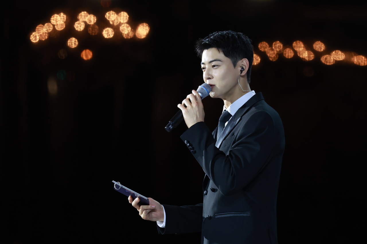 Astro's Cha Eun-woo hosts the APEC Economic Leaders' Meeting Gala Dinner on Friday night. (Yonhap)