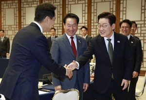 Lee vows greater autonomy for local governments