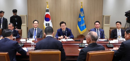 Lee pledges regulatory overhaul to remove barriers for businesses